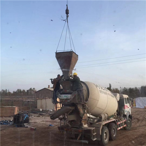 竹山县“精准瞄准”—— 吊车的 “定位导航” 技术