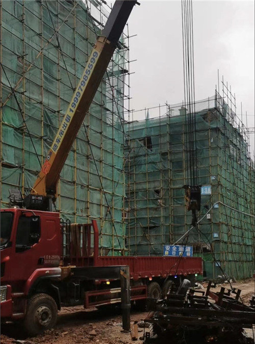 竹山县“慢工细活”—— 吊车的 “微动控制” 技术