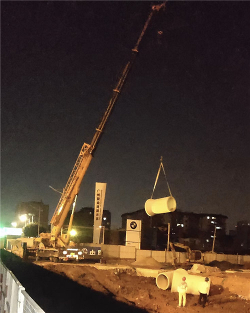 竹山县“弯臂矫正”—— 吊车的 “形变补偿” 技术