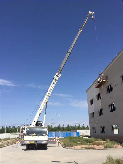 竹山县“轻装强干”—— 吊车的 “轻量化臂架” 技术