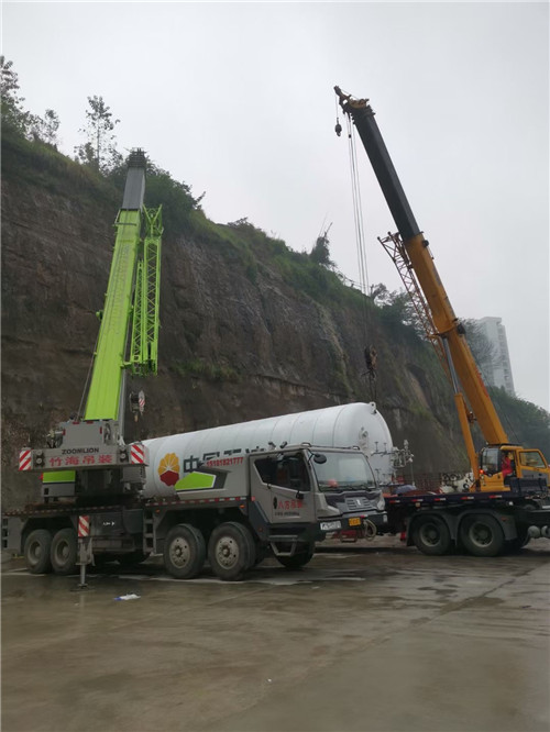 竹山县“不怕风雨冻”—— 吊车的 “恶劣环境适应” 技术